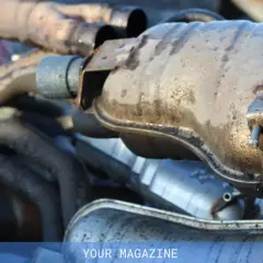 Gros plan sur des pièces de système d'échappement de voiture, dont un catalyseur potentiellement bouché, un symptôme courant sur les moteurs diesel.