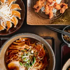 Leckeres japanisch kochen: Gyoza, Karaage und Ramen-Suppe mit Schweinefleisch und Bambussprossen.
