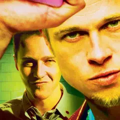 Brad Pitt e Edward Norton in primo piano, un'immagine iconica per una fight club recensione.