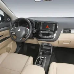 Interior de Mitsubishi Outlander 2.2 Di-D 150. El tablero, asientos y consola central beige sugieren un coche bien cuidado, a pesar de posibles problemas.