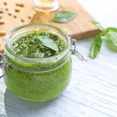 Ile kcal ma pesto? Sprawdź kalorie i wartości odżywcze sosu