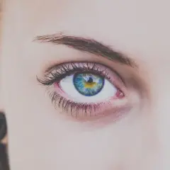 Œil bleu et vert aux cils longs. Comment enlever un rehaussement de cils ? Conseils pour un regard naturel.