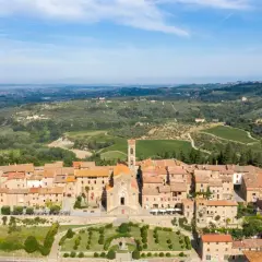 Panoramica aerea di Barberino Val d'Elsa, con il borgo medievale e la campagna toscana circostante. Scopri cosa vedere in questo incantevole luogo.
