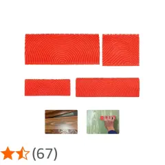 Quattro spatole rosse con texture effetto legno, pronte per creare decorazioni uniche.