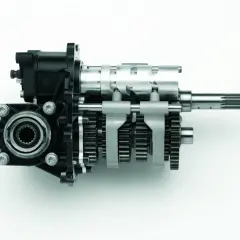 Mechanizm zmiany biegów z widocznymi kołami zębatymi i wałkami, pokazujący, jak działa skrzynia biegów.