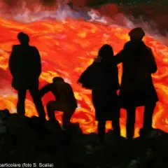 Silhouettes di persone osservano la lava incandescente dell'Etna, un'evocazione del "Fuga dall'Etna" di Renato Guttuso.