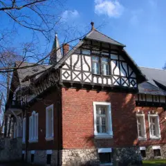 Zabytkowa willa w Zawierciu, z charakterystyczną architekturą szachulcową, to jedna z atrakcji miasta.