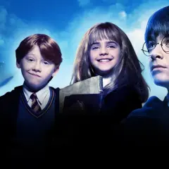 Harry, Ron i Hermiona w Hogwarcie, gdzie sowa z listem do Harry'ego Pottera rozpoczyna magiczną przygodę.