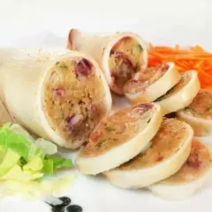 Seppie ripiene, un piatto gustoso con un ripieno ricco e colorato, servite con insalata fresca e carote julienne.
