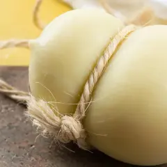 Forma a pera e corda che lo lega: ecco perchè si chiama caciocavallo, un formaggio dal sapore unico.