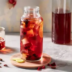 Orzeźwiający napój z hibiskusa z lodem i cytryną. Dowiedz się, jak parzyć hibiskus, by uzyskać ten piękny kolor i smak.