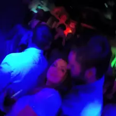 Para w klubie, światła dyskotekowe, atmosfera jak na imprezie w **Spatif Sopot**.