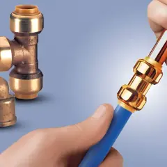 Conexiones de latón para tuberías, una mano inserta un tubo en un acople. No se requiere soldar cobre.