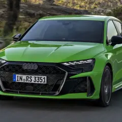 Jaskrawozielone Audi RS3 na drodze. Sprawdź aktualną audi rs3 cena i możliwości tego sportowego samochodu.