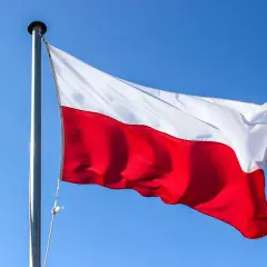 Polska flaga powiewa na wietrze na tle błękitnego nieba. Czy 2 maja jest wolny? To pytanie zadaje sobie wielu Polaków.