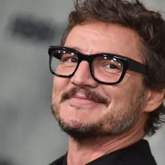 Pedro Pascal w okularach, z zarostem, uśmiecha się. Wyobraźmy sobie, że to jego żona patrzy na niego z czułością.