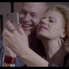 Stefan Sauk och hans familj tar en selfie.