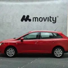Un Seat Ibiza ranchera rojo, listo para aventuras.