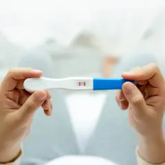 Deux barres rouges sur un test de grossesse, indiquant un résultat positif. Un test de grossesse qui ne fonctionne pas correctement peut causer de l'anxiété.