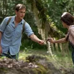 Gdzie śpiewają raki obsada: Taylor John Smith i Daisy Edgar-Jones w lesie.