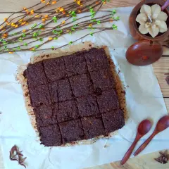 Un delicioso brownie vegano cortado en cuadrados, listo para disfrutar.