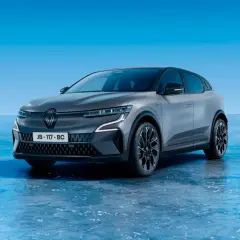 Szary Renault Megane E-Tech elektryczny na niebieskim tle.