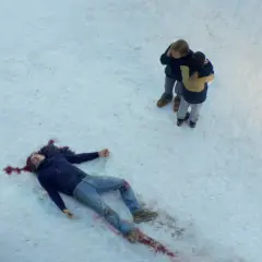 Scena z filmu "Anatomia upadku" – martwa kobieta na śniegu, obok niej przytulające się dzieci.