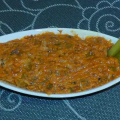 Pyszna pasta z makreli w pomidorach, podana z ogórkami konserwowymi. Idealna na kanapki.