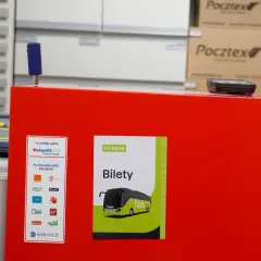 Na czerwonym blacie znajduje się plakat z napisem "Bilety Flixbus". Tutaj możesz kupić bilet na Flixbus.