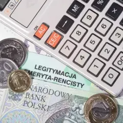 Jak ustala się termin wypłaty emerytury i co warto wiedzieć?