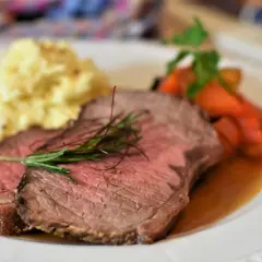 Perfekt grillad rostbiff med krämigt potatismos och glaserade morötter. En härlig måltid!