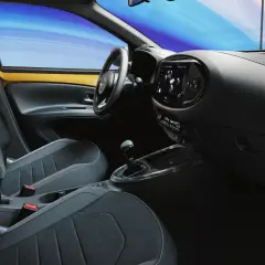 Wnętrze samochodu z nowoczesnym ekranem i wygodnymi fotelami. Czy to już era keyless go co to znaczy?