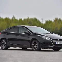 Czarny Hyundai i40 1.7 CRDi na tle drzew. Choć auto prezentuje się elegancko, warto znać jego potencjalne wady przed zakupem.