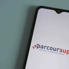 Smartphone affichant le logo Parcoursup et le slogan "Entrez dans l'enseignement supérieur".