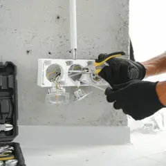 Elektryk montuje gniazdka. Sprawdź, jaka jest montaż gniazdka cena i ile kosztuje podłączenie.