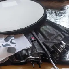Akcesoria do studia: dyfuzor, parasolka i srebrna powierzchnia. Dowiedz się, jak ustawić lampę błyskową, by uzyskać najlepsze efekty.