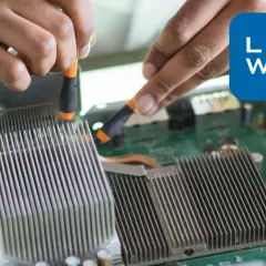 Ręce majstrują przy płycie głównej. Dowiedz się, ile zarabia mechatronik w Niemczech, pracując przy zaawansowanych technologiach.