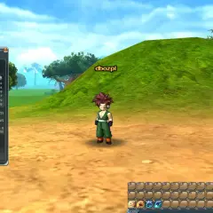 Postać z gry Dragon Ball Z Online, w zielonym stroju, z panelem statystyk postaci.