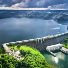 Zapora wodna i elektrownia, pokazujące, jak działa elektrownia wodna. Woda spływa z górnego zbiornika, napędzając turbiny.