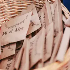 Ein Korb voller "Mr & Mrs"-Tütchen, vielleicht für die Gäste zur Feier des ersten Hochzeitstages, wie nennt man den ersten hochzeitstag?