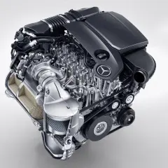 Silnik Mercedes 2.2 CDI, z turbosprężarką i widocznym filtrem cząstek stałych, gotowy do pracy do 3000 obrotów.