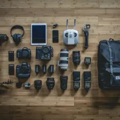 Sprzęt filmowca: kamery, obiektywy, dron, stabilizator, słuchawki, tablet, lampy błyskowe i plecak. Każdy element to mały co to piksel, tworzący obraz.