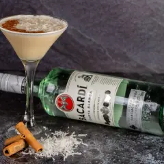Koktajl z rumem Bacardi, wiórkami kokosowymi i cynamonem. Idealny drink na tropikalny wieczór.