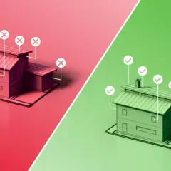 Dwa domy: czerwony z krzyżykami i ikoną pieniędzy, zielony z zaznaczeniami i skarbonką. Smart dom to oszczędność.