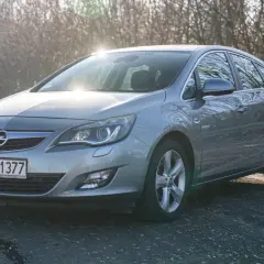 Srebrny Opel Astra J 1.7 CDTI na tle zimowego krajobrazu.