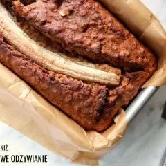 Chlebek bananowy Ani gotuje się w piekarniku. Pachnie cudownie, a na wierzchu ma dwie połówki banana.