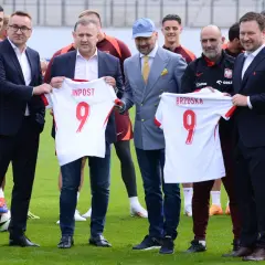 Piłkarze reprezentacji Polski z koszulkami od sponsorów. Wśród nich widać logo InPost i Orlen.
