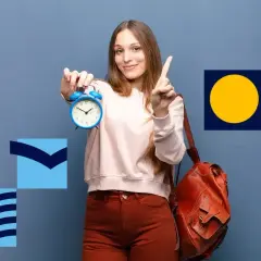 Dziewczyna z budzikiem i plecakiem, wskazująca palcem.