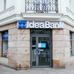 Wejście do Idea Bank z charakterystycznym logo.