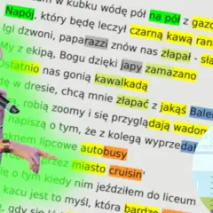 Raper z mikrofonem na tle tekstu piosenki. Czy to limeryk? Nie, to tekst utworu, który analizuje naukowiec z mikroskopem.